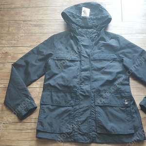 *몽벨 화이트 점퍼 ( 사이즈130정도) - 3천원 * 텍에는 140이라고 적혀있는데 좀 작게 나온듯해서 130정도 이미지