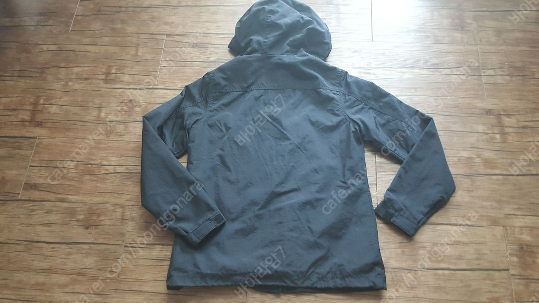 *몽벨 화이트 점퍼 ( 사이즈130정도) - 3천원 * 텍에는 140이라고 적혀있는데 좀 작게 나온듯해서 130정도 이미지