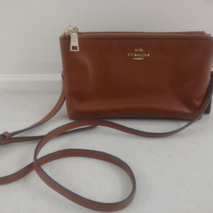 코치 크로스백 이미지