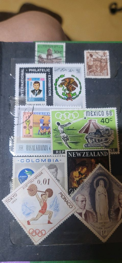 Stock Book 우표 앨범희귀 세계 빈티지 우표 앨범 (70여 장)내용:오래된 우표 앨범 한 권 정리합니다.우표 이미지