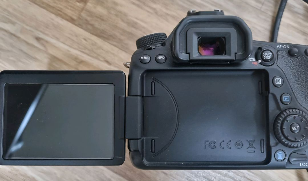 [개봉 제품] 캐논 EOS 80D + EF-S 18-55mm F3.5-5.6 IS STM 표준 줌렌즈 + 추가 구성 이미지