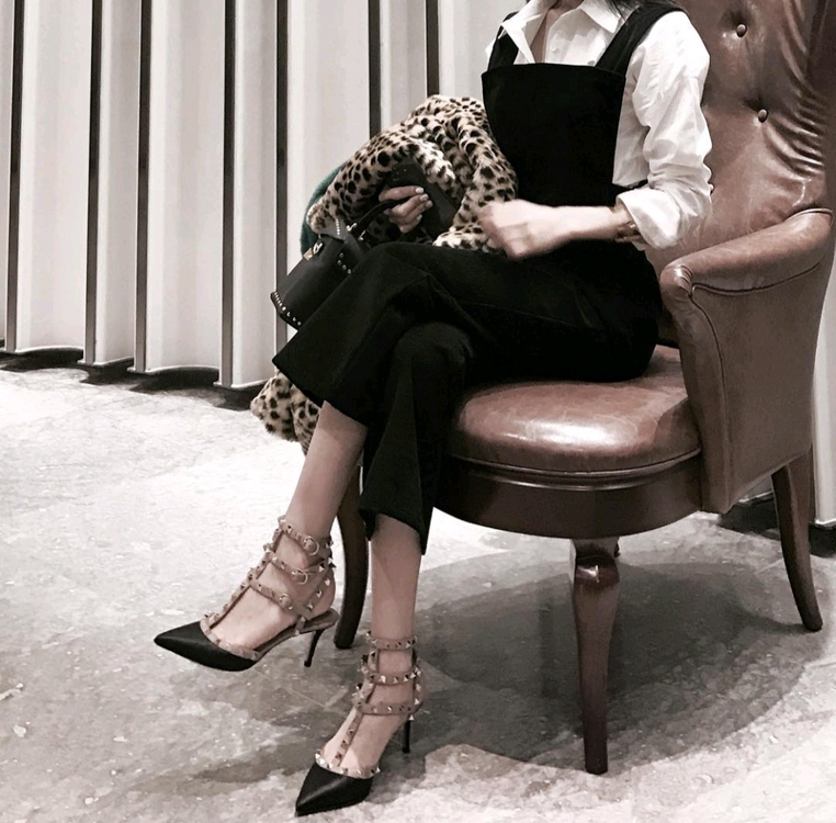 발렌티노 락스터드 스트랩힐(블랙,6.5cm)235 이미지