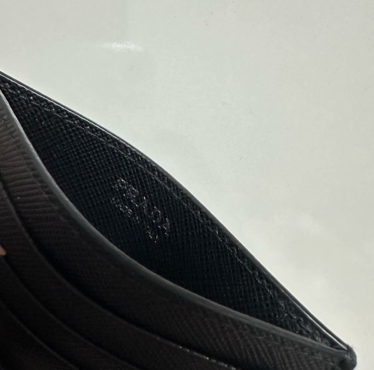 프라다 사피아노 레더 카드지갑 이미지