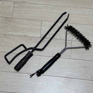 바베큐 숯집게 바비큐 화로 그릴 석쇠 청소용 솔 팝니다. 캠핑 이미지