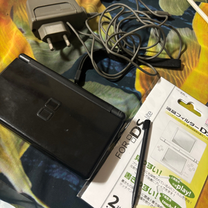 닌텐도ds lite 블랙 (충전기,터치펜,액정보호필름,스트랩 포함) 이미지