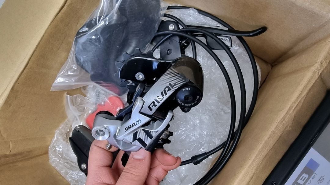 스램 라이벌 11단 유압 구동계 이미지