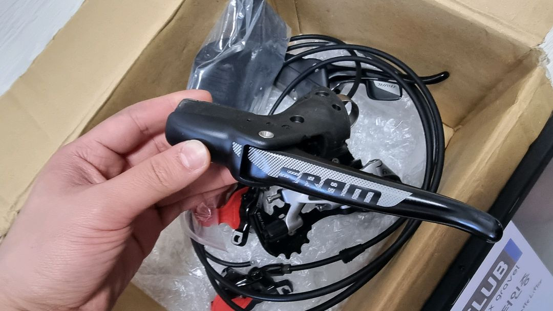 스램 라이벌 11단 유압 구동계 이미지