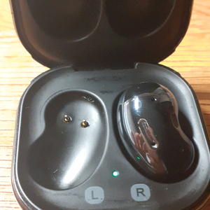 갤럭시 버즈 라이브 블랙 이미지