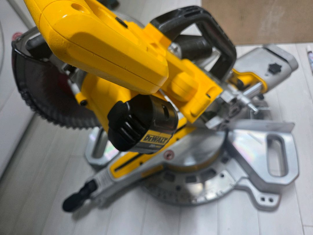 디월트 DCS361 DCS727 무선 슬라이딩 각도절단기 마끼다 정품 테이블쏘 12인치 탁상윈형톱 LH1201FL 이미지