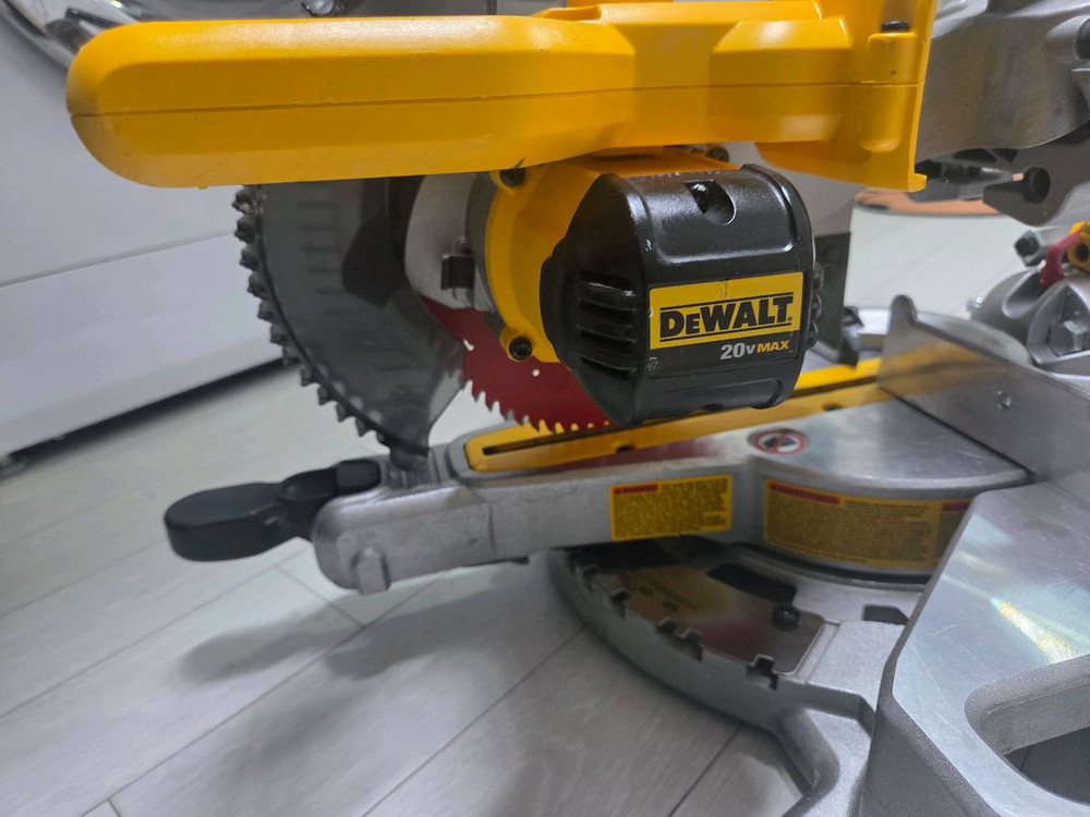 디월트 DCS361 DCS727 무선 슬라이딩 각도절단기 마끼다 정품 테이블쏘 12인치 탁상윈형톱 LH1201FL 이미지