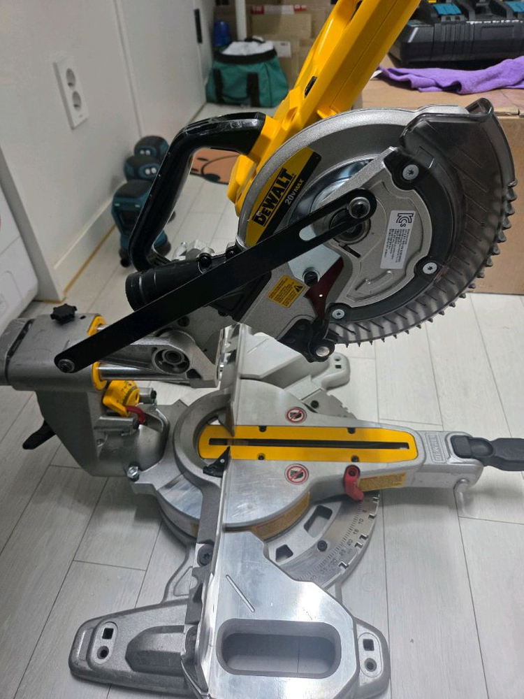 디월트 DCS361 DCS727 무선 슬라이딩 각도절단기 마끼다 정품 테이블쏘 12인치 탁상윈형톱 LH1201FL 이미지