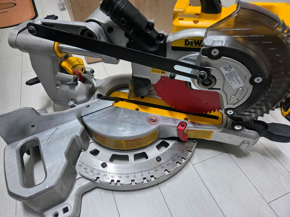 디월트 DCS361 DCS727 무선 슬라이딩 각도절단기 마끼다 정품 테이블쏘 12인치 탁상윈형톱 LH1201FL 이미지