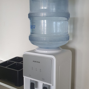 생수물통 정수기 가정용 사무실용 미니 온수기 이미지