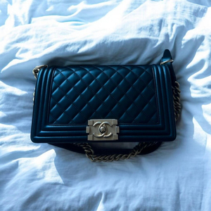 샤넬 보이백 블랙 금장 이미지