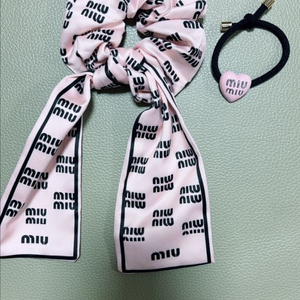 로고 패턴 스트링 머리띠 이미지