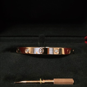 24년 까르띠에 러브팔찌 4P다이아 로즈골드 16호 팝니다 이미지