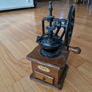 빈티지 수동 커피 그라인더 인테리어 장식 소품 이미지