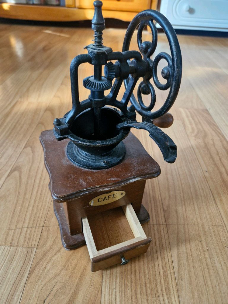 빈티지 수동 커피 그라인더 인테리어 장식 소품 이미지