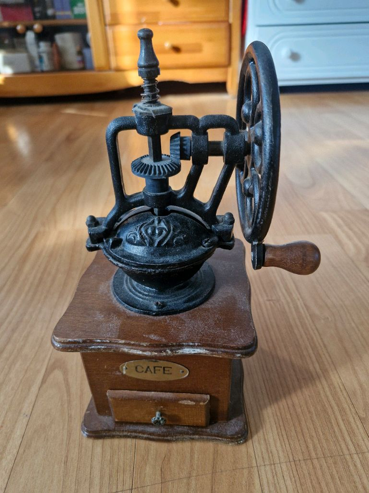 빈티지 수동 커피 그라인더 인테리어 장식 소품 이미지