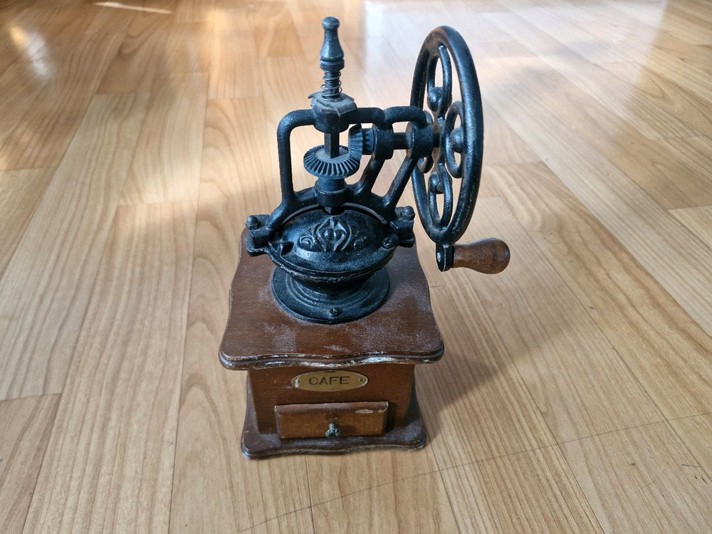 빈티지 수동 커피 그라인더 인테리어 장식 소품 이미지