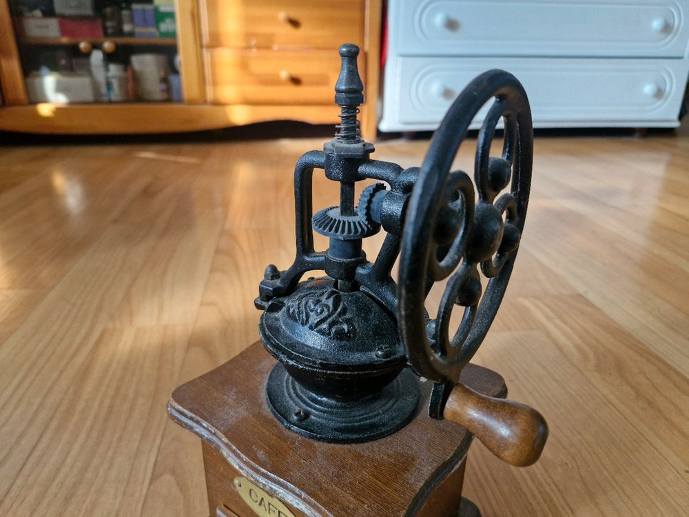 빈티지 수동 커피 그라인더 인테리어 장식 소품 이미지