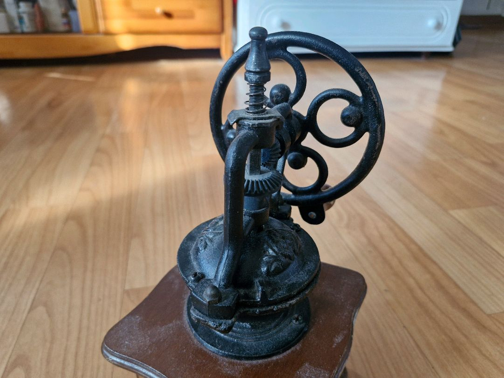 빈티지 수동 커피 그라인더 인테리어 장식 소품 이미지