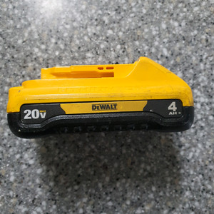 디월트 20v 4암페어 3암페어 2개 일괄 이미지