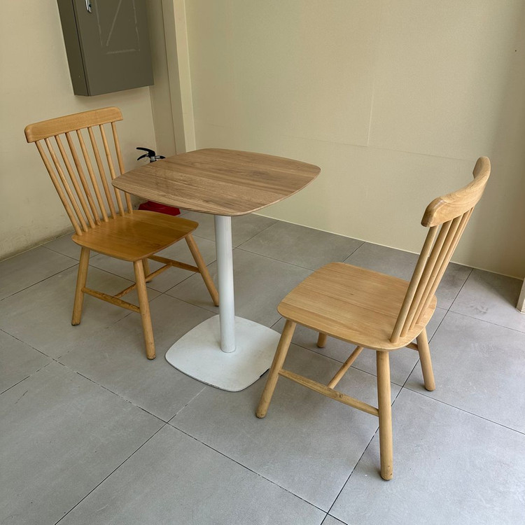 2인용 원목 의자 테이블 세트 이미지