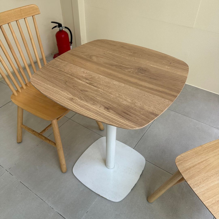 2인용 원목 의자 테이블 세트 이미지
