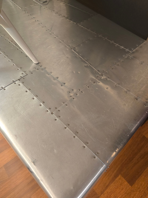 티모시울튼 발키리 디자인 데스크 판매 이미지