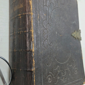 고서: 뉴욕 1861년 발행 앤틱 성경(The Holy Bible) 이미지