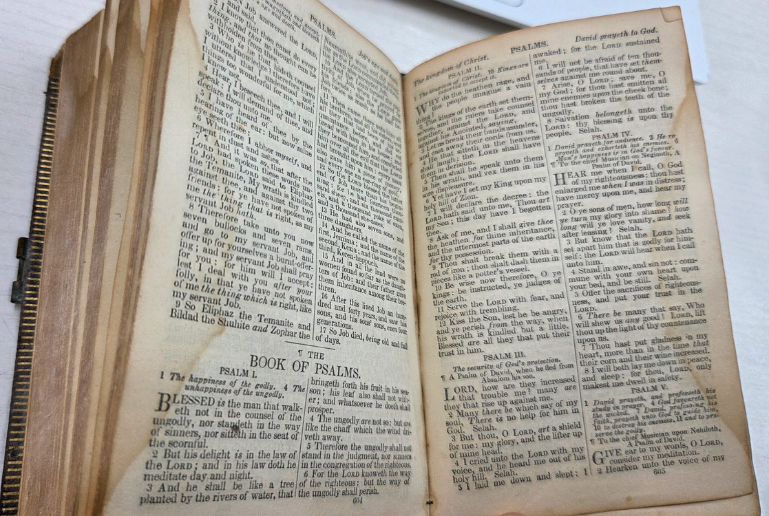 고서: 뉴욕 1861년 발행 앤틱 성경(The Holy Bible) 이미지