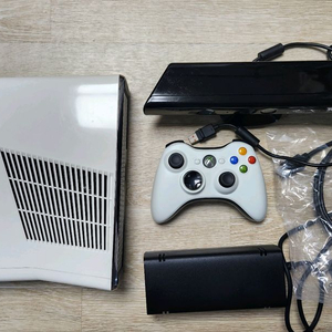 XBOX360S(엑스박스360신형) 화이트 한정판 키넥트셋 1테라(레트로아크 10개기종 6000개 풀세팅)판매합니다 이미지