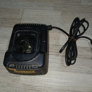 디월트 충전기 이미지