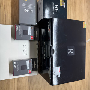 캐논 EOS R8 (10컷), RF50mm f 1.8 stm, 정품 익스텐션 그립, 정품 배터리 총 3개 일괄 판매 이미지