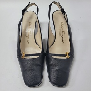 여성 페라가모 슬링백 펌즈 입니다 이미지