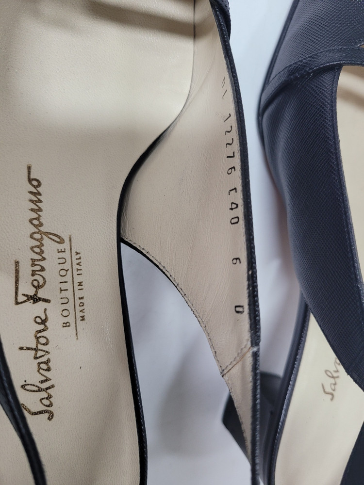 여성 페라가모 슬링백 펌즈 입니다 이미지