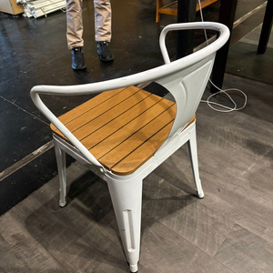 메탈 의자와 세트 테이블 이미지