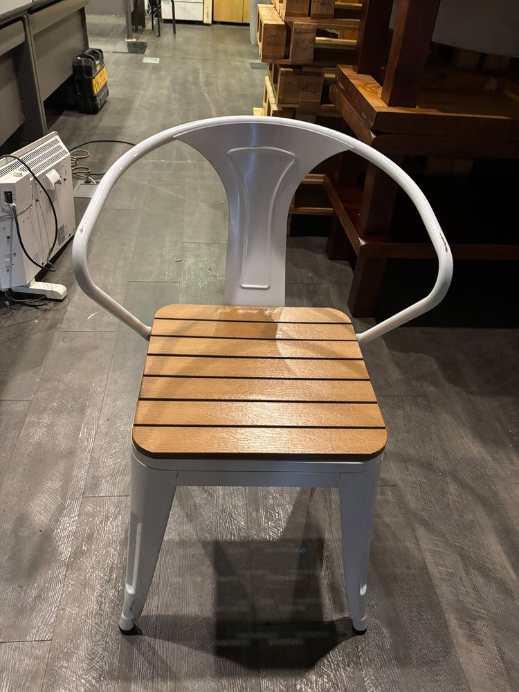 메탈 의자와 세트 테이블 이미지