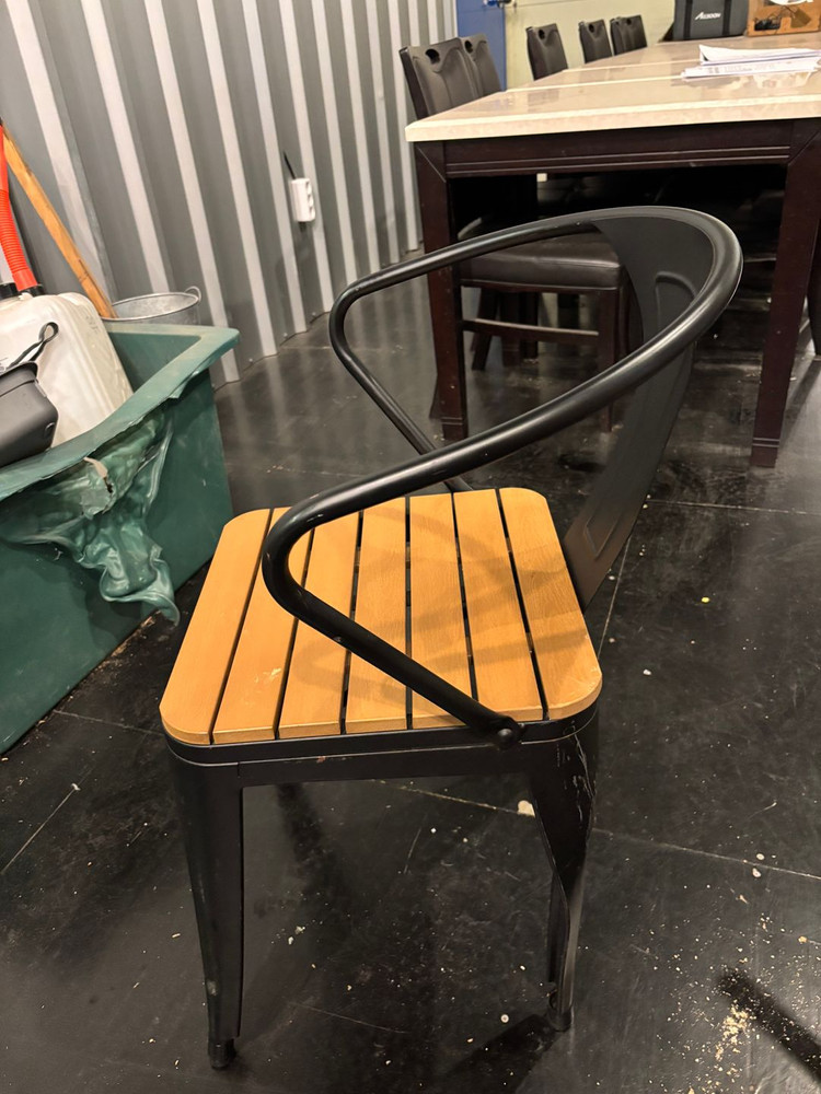 메탈 의자와 세트 테이블 이미지