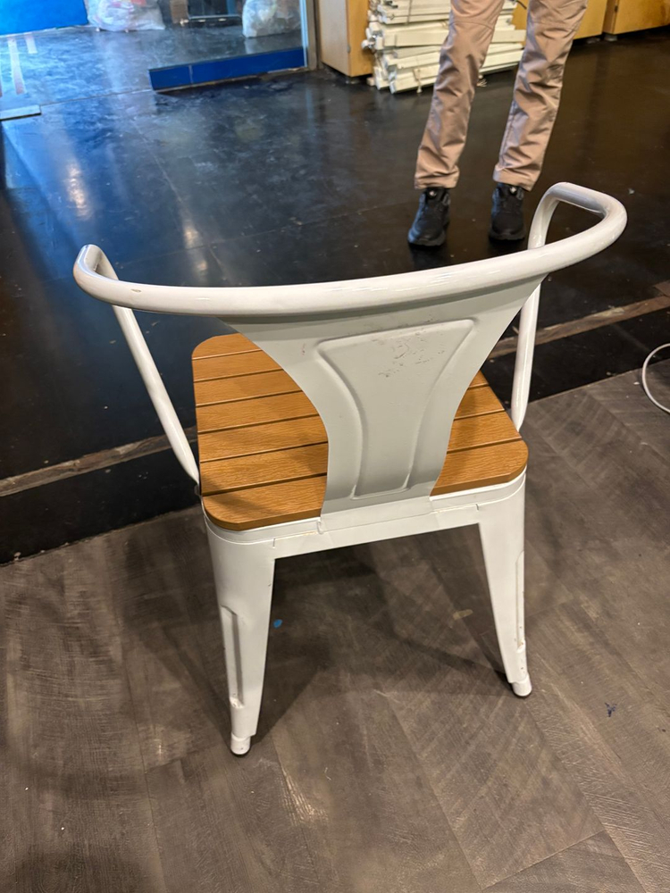 메탈 의자와 세트 테이블 이미지