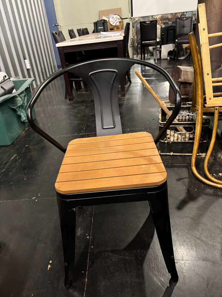 메탈 의자와 세트 테이블 이미지