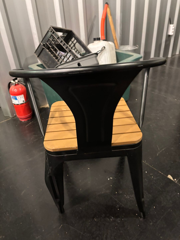 메탈 의자와 세트 테이블 이미지