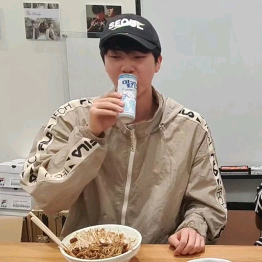 BTS 방탄 석진 휠라 Fila 바람막이 자켓 M 사이즈 손민수 이미지