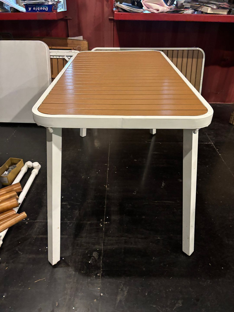 메탈 의자와 세트 테이블 이미지