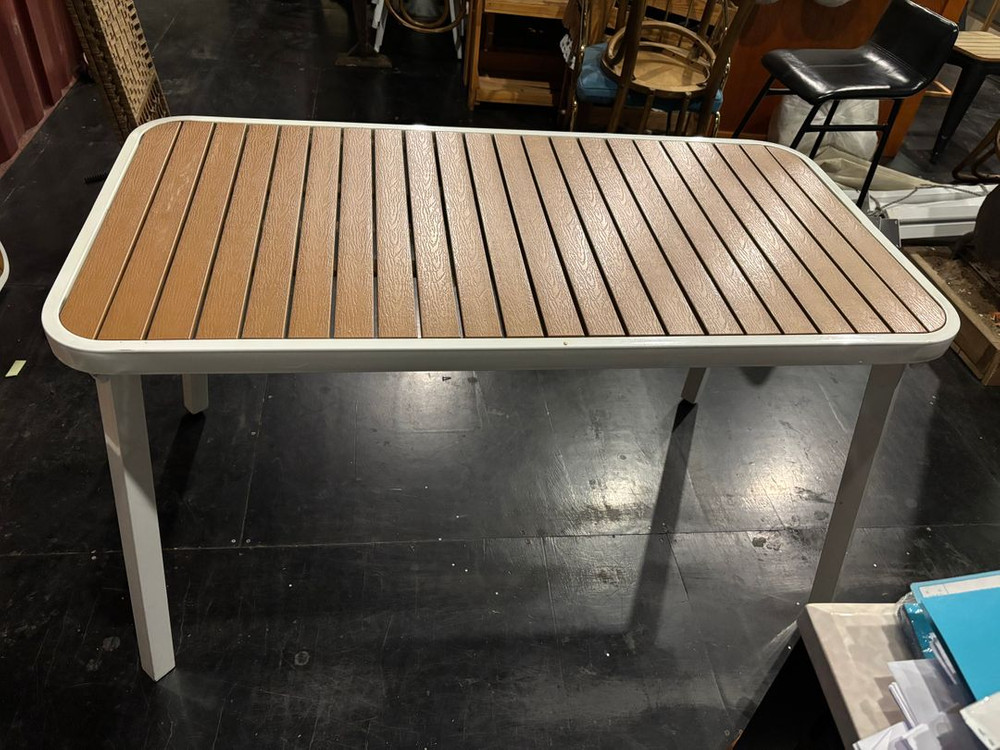 메탈 의자와 세트 테이블 이미지