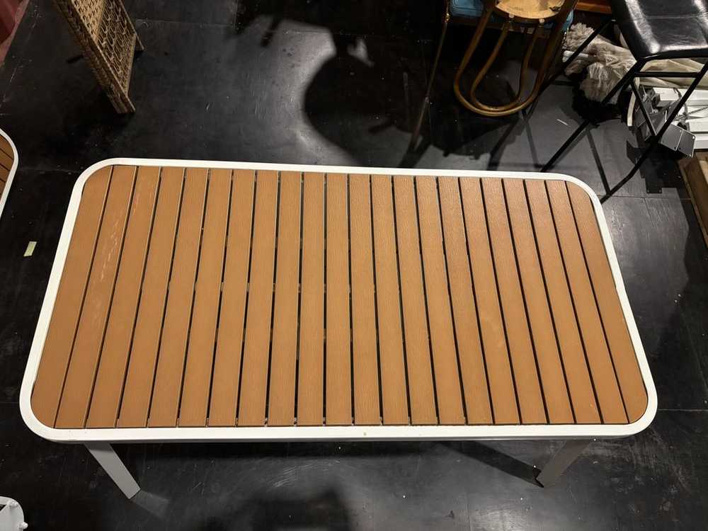 메탈 의자와 세트 테이블 이미지