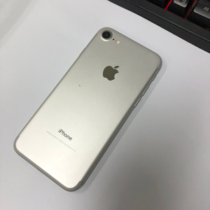 아이폰7 32GB 실버 중고폰 배터리90% 사진폰 카메라폰 인스타 레트로감성 093537 이미지