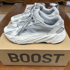 [270] 이지부스트 700 V2 스태틱 이미지