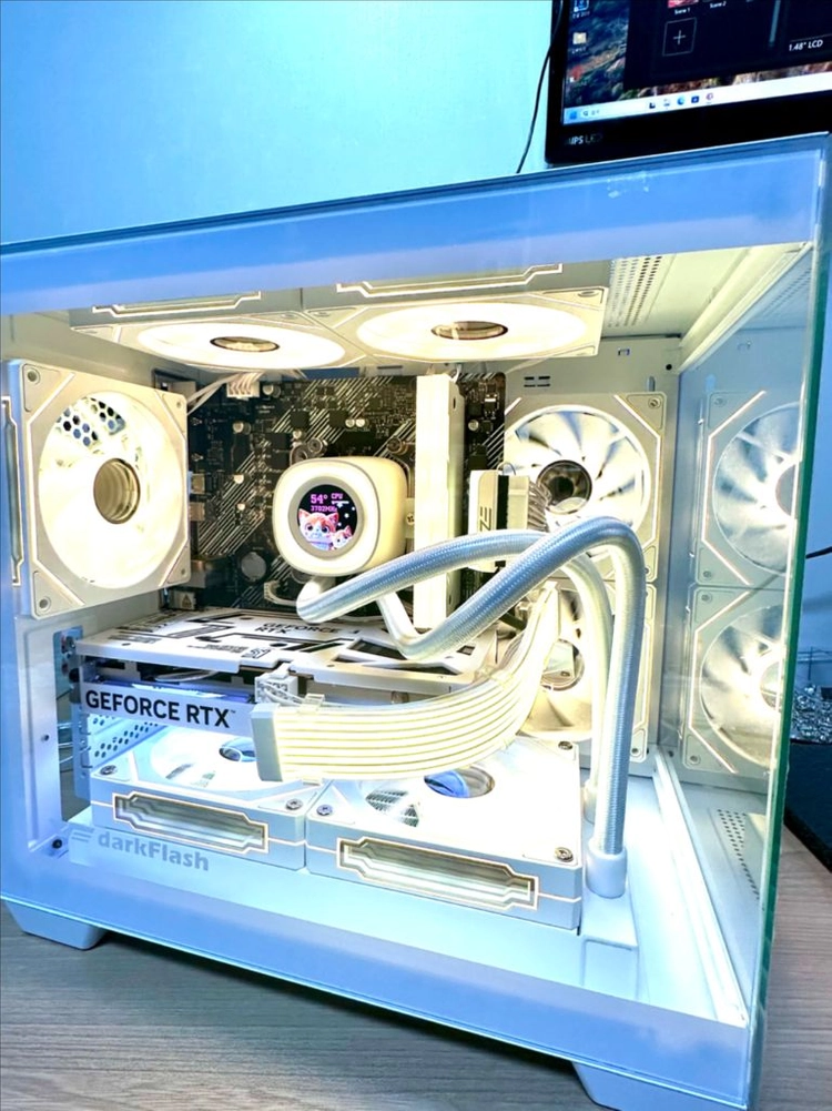 RTX 5060 새 그래픽카드 장착! 화이트 감성 게이밍 PC 완성형 이미지